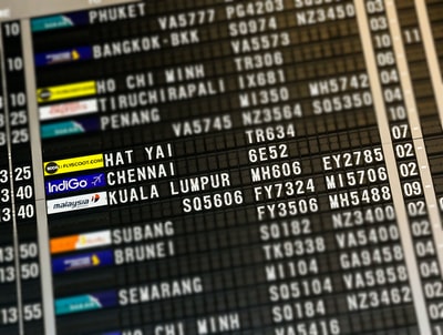 航班板突出显示Hat Yai、金奈和吉隆坡